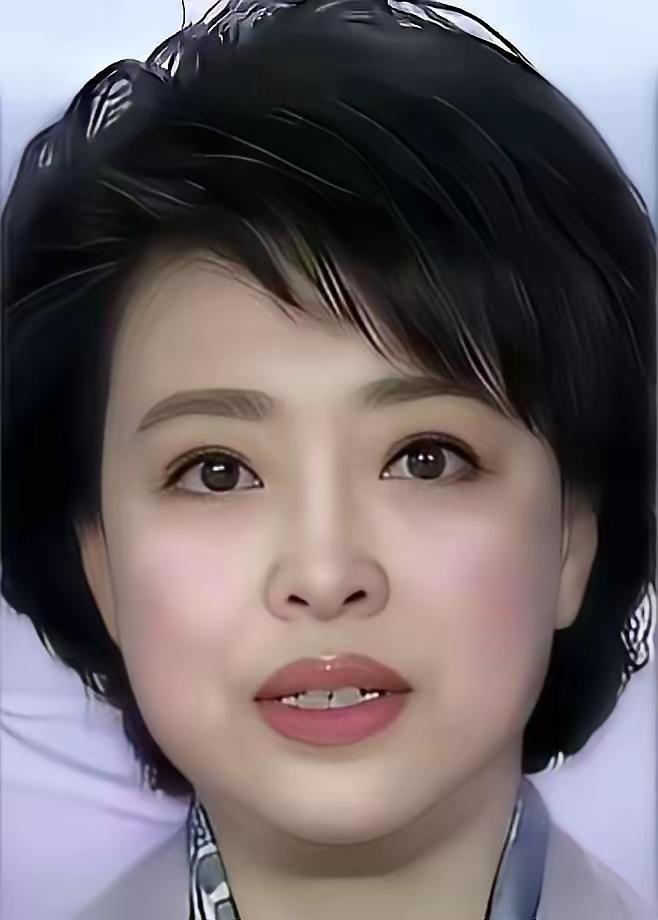 康辉身边的这个女人，估计没多少人认得出来。

她给新闻联播配了二十多年音，那些急