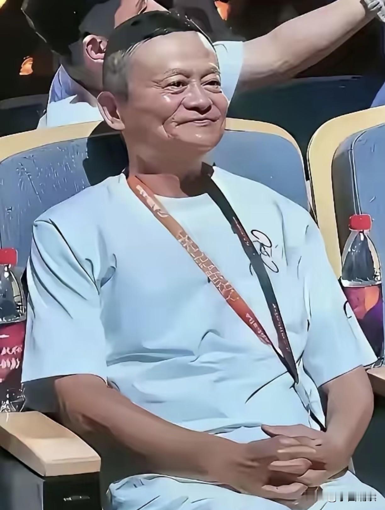 看看马爸爸现在满脸堆肉，幸福感拉满；再也看看健林大叔满脸沧桑，疲惫不堪。现在才明