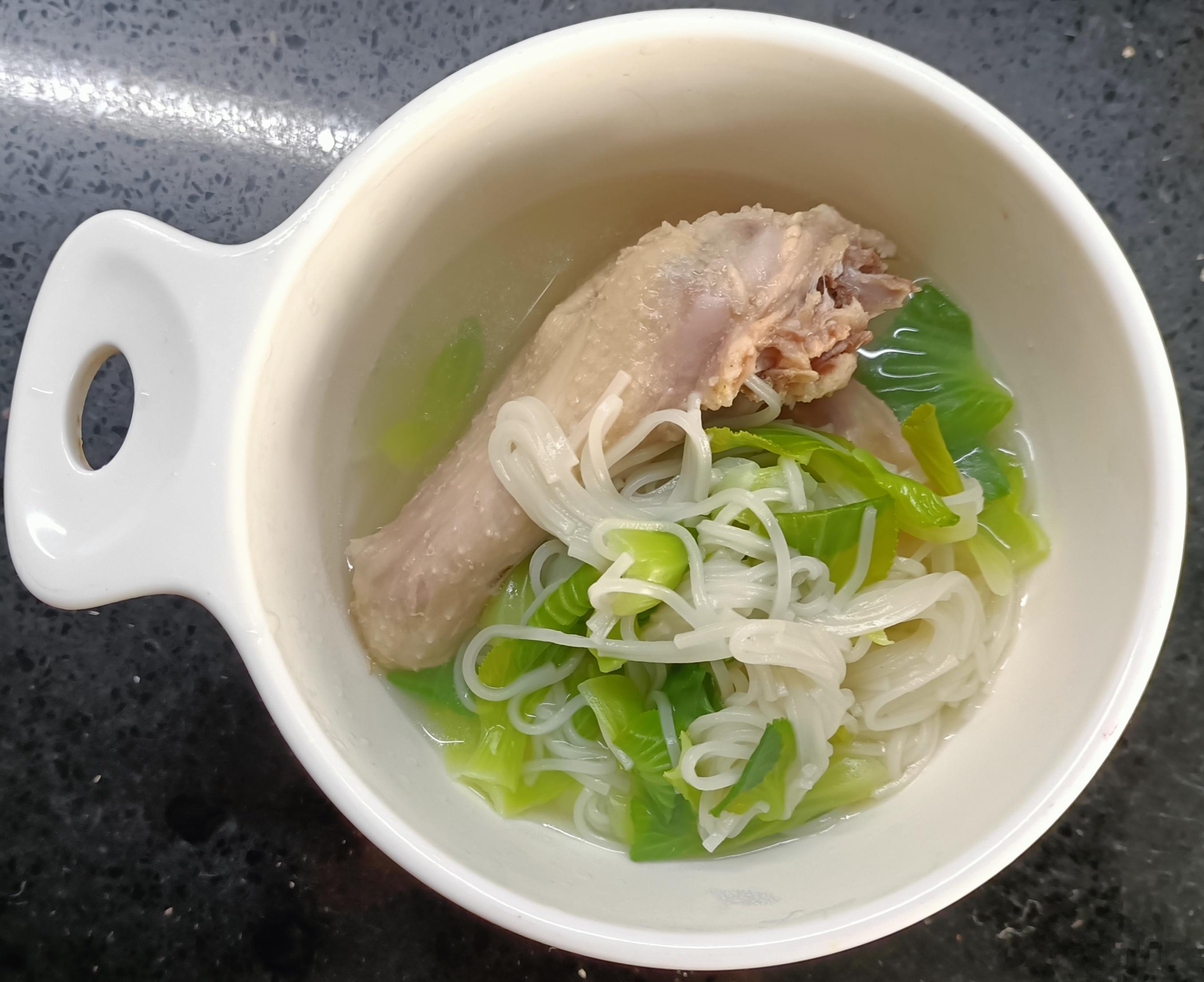 #糖糖的饭饭##科学育儿营养护航# 昨天午餐：鸡汤鸡肉油菜心面；晚餐：蛋糕，蒸山