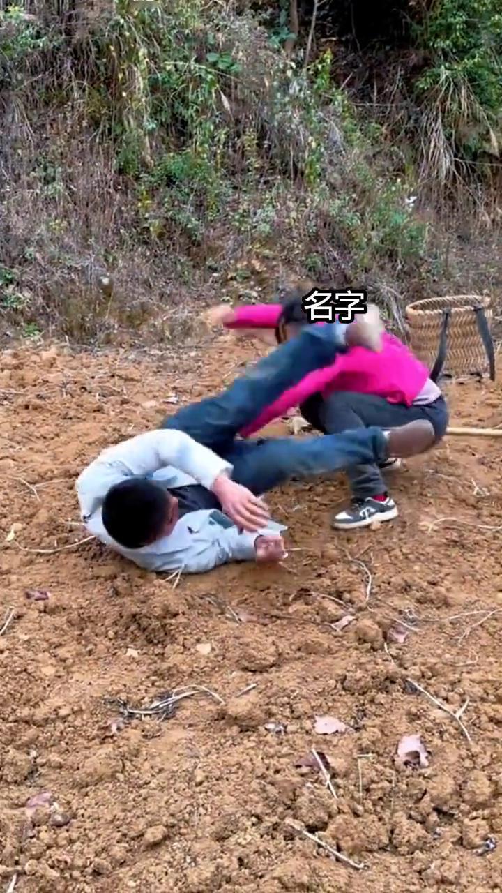 搞笑视频合拍调戏美女。
我不是亲眼所见，我是万万。