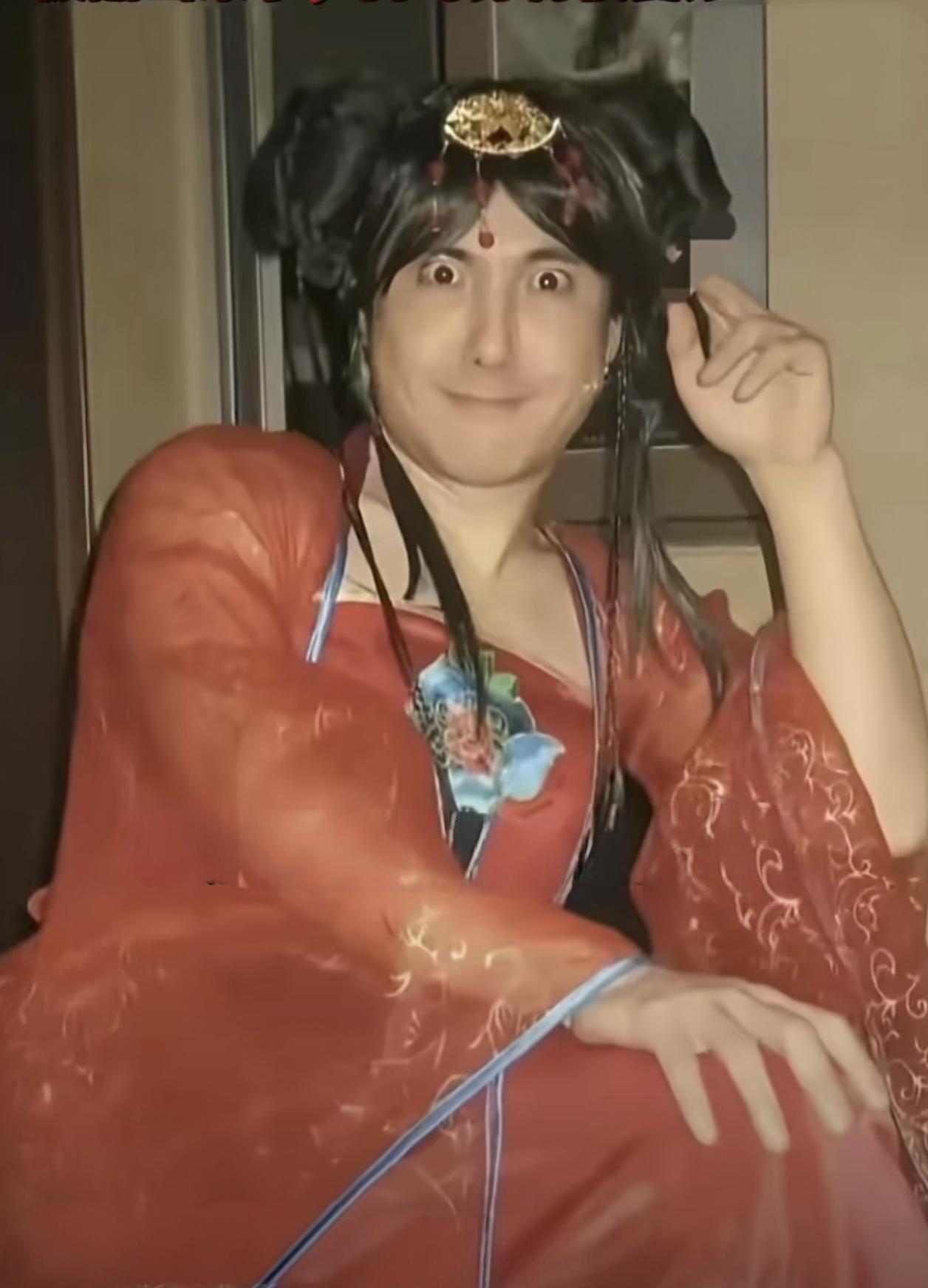 沈腾QQ空间被“盗”？QQ官方神回应，军艺校草的抽象黑历史笑翻全网
 
近期沈腾