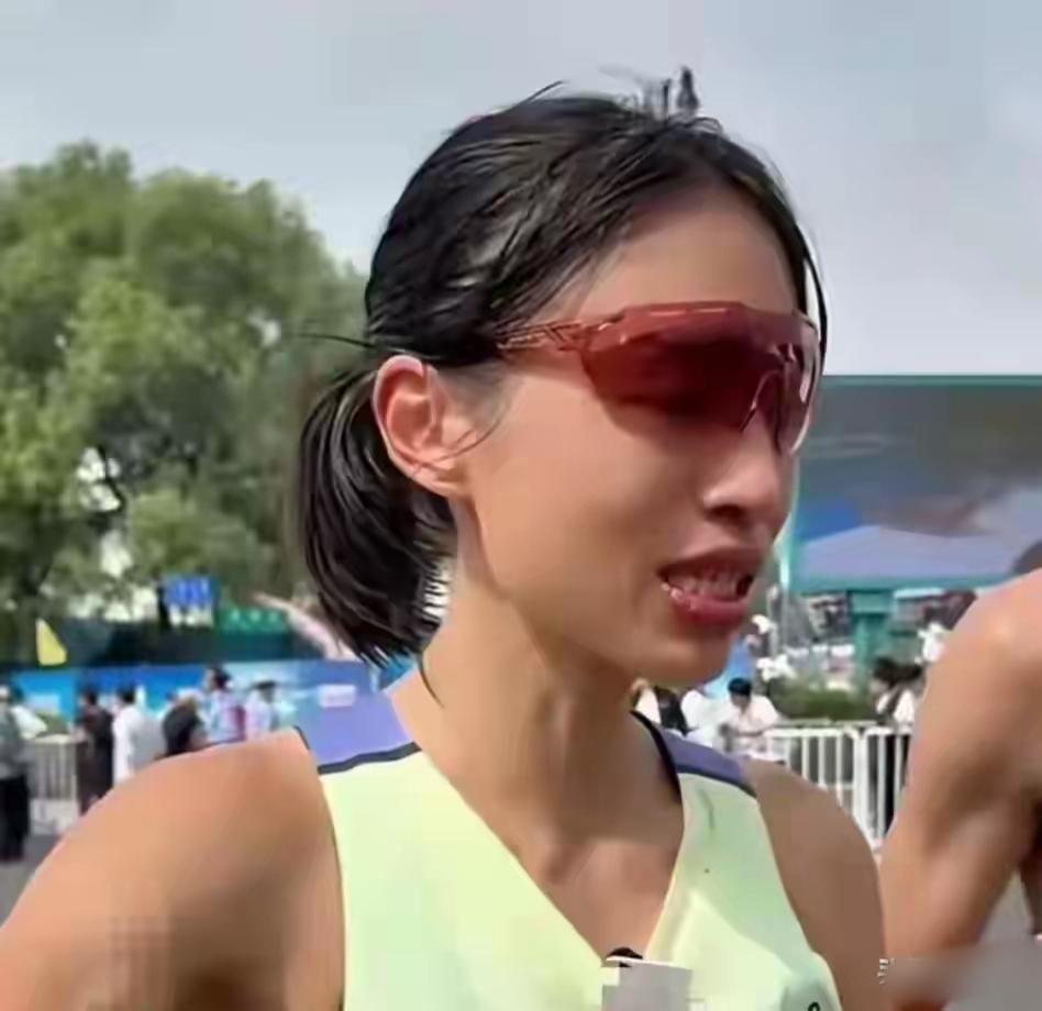 中国网友欠张水华一个道歉。
这本来应该是一个非常励志的故事，一名护士在工作繁忙的