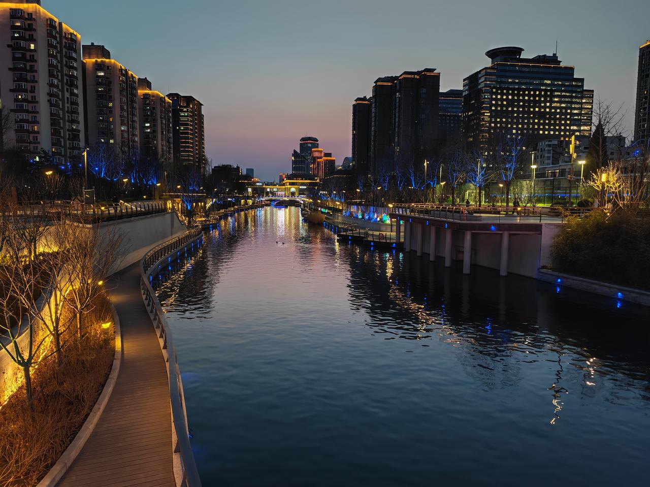 【极氪也入局混动了，亲临8X技术发布会，这新能源车已卷出了新高度！低位的汽车零部