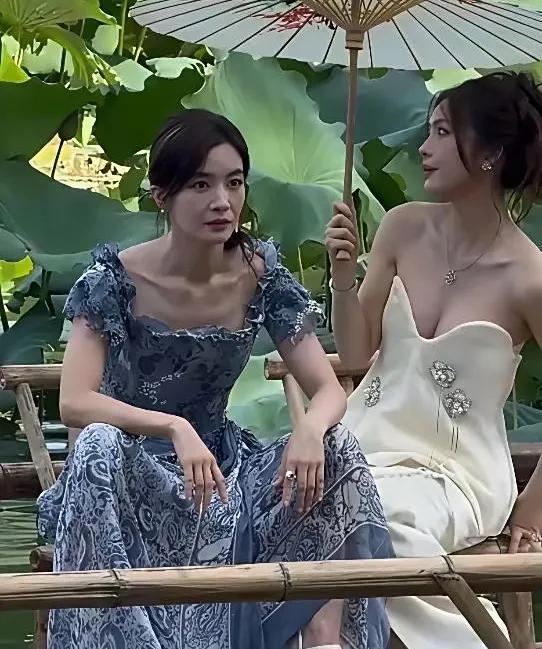 路人镜头下的女星就那样，跟普通人相差无几。

一张路人镜头下的两位女星图片，左边
