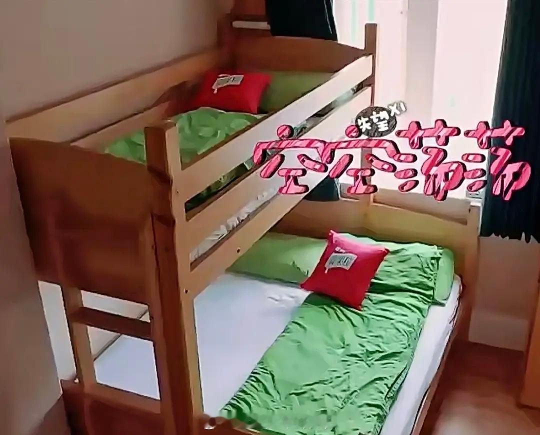 现在回来再看花少 2 的条件真的很艰苦了吧，在徒步前一天，他们住的是青旅，一个三