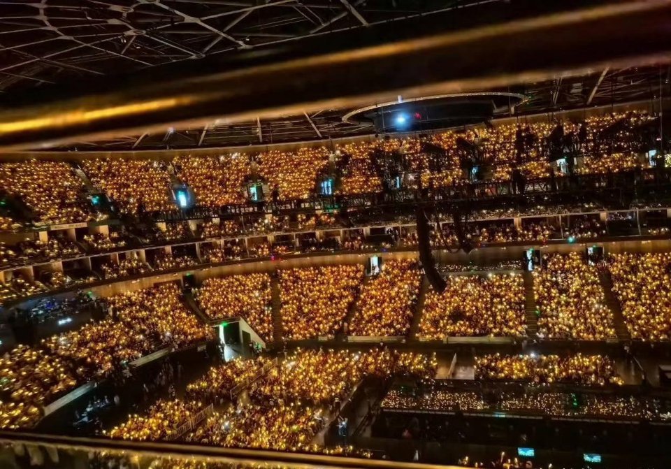 檀健次开演唱会了，这观众还挺多，满座 ​​​