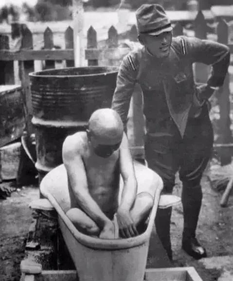 1940年，一个日本军官带人冲进了一个农户家，在屠杀了农户一家三口后，日军开始洗