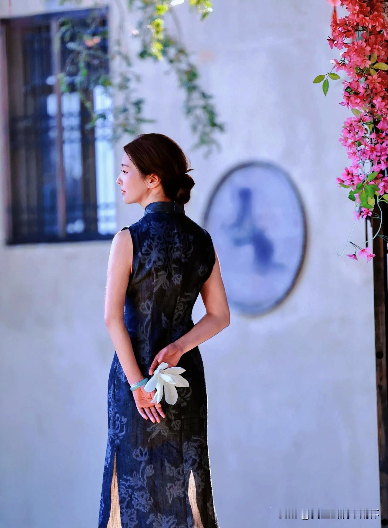 上联：秋夜皎洁帘外月
下联：有请雅士[玫瑰][玫瑰][玫瑰]