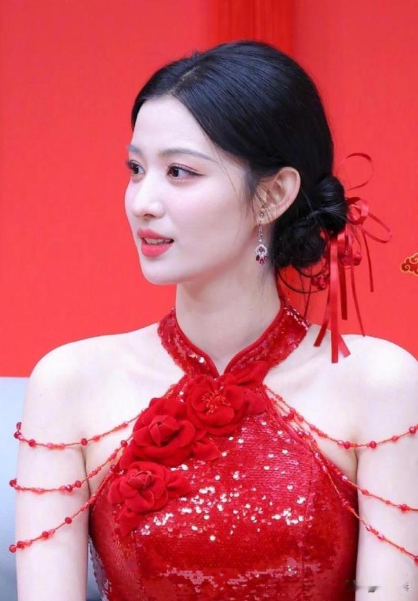 王楚然，这姑娘因为马年春晚那个王昭君，直接原地爆红！你瞅她那出场，一袭红裙往台中