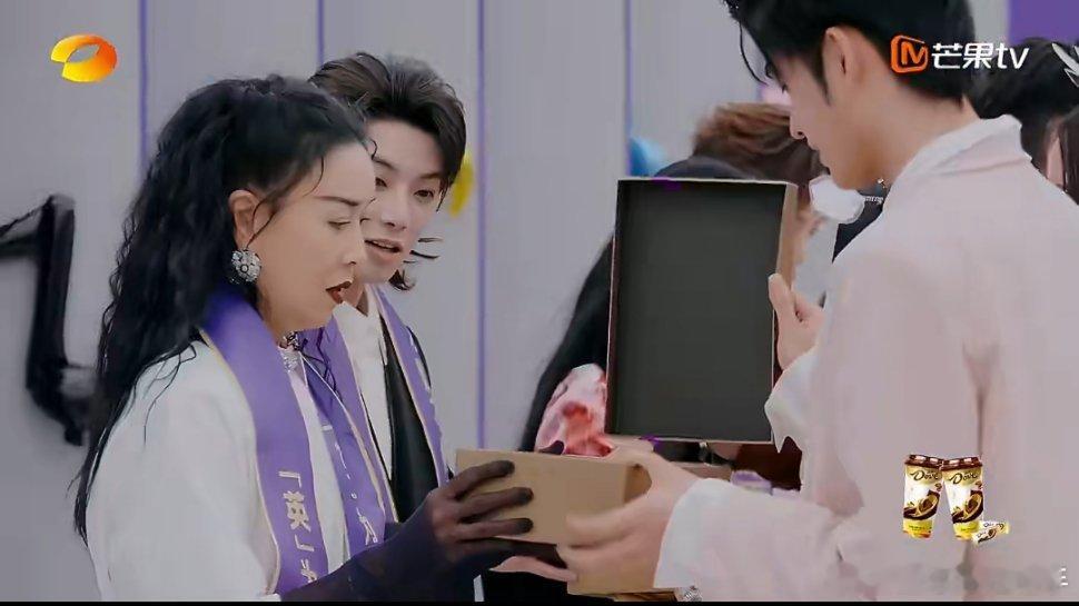 何炅要为这件T恤办个演唱会选手手绘T恤送嘉宾，那英华晨宇喊话要演唱会穿，何炅接梗