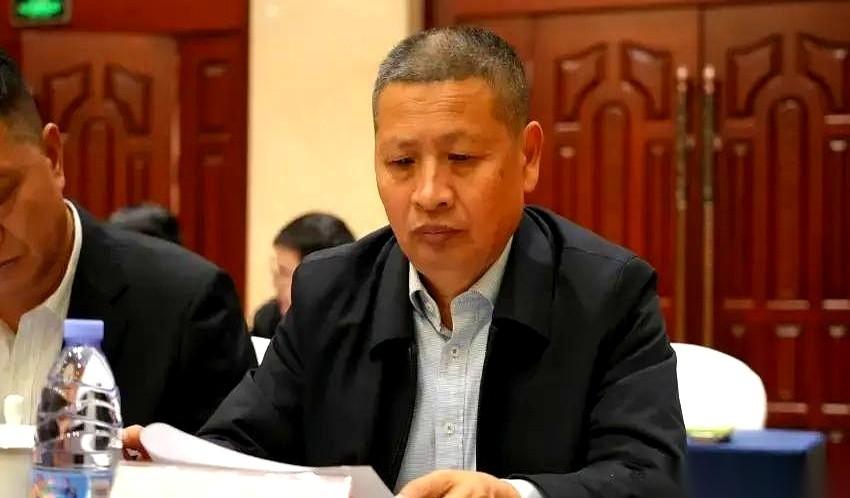 四川绵阳有个农民叫刘玉华，他当上人大代表后，干的第一件事，就是把镇上几千户人家乱