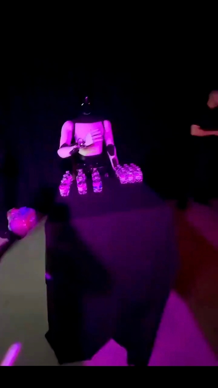 哈哈哈，这次不只是质疑小鹏人形机器人iron啦连特斯拉人形机器人也质疑话说，如果