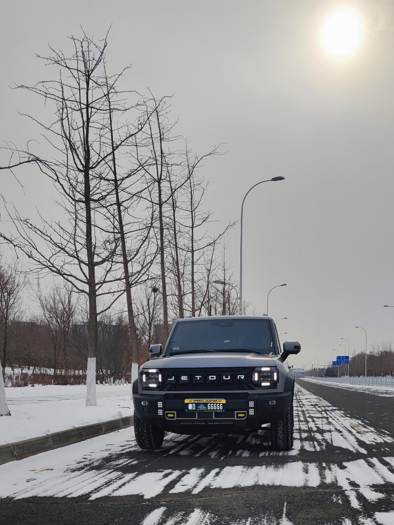 捷途旅行者的光影瞬间也太绝了！方盒子车身配平直硬线条，阳光下棱角分明超有力量感，