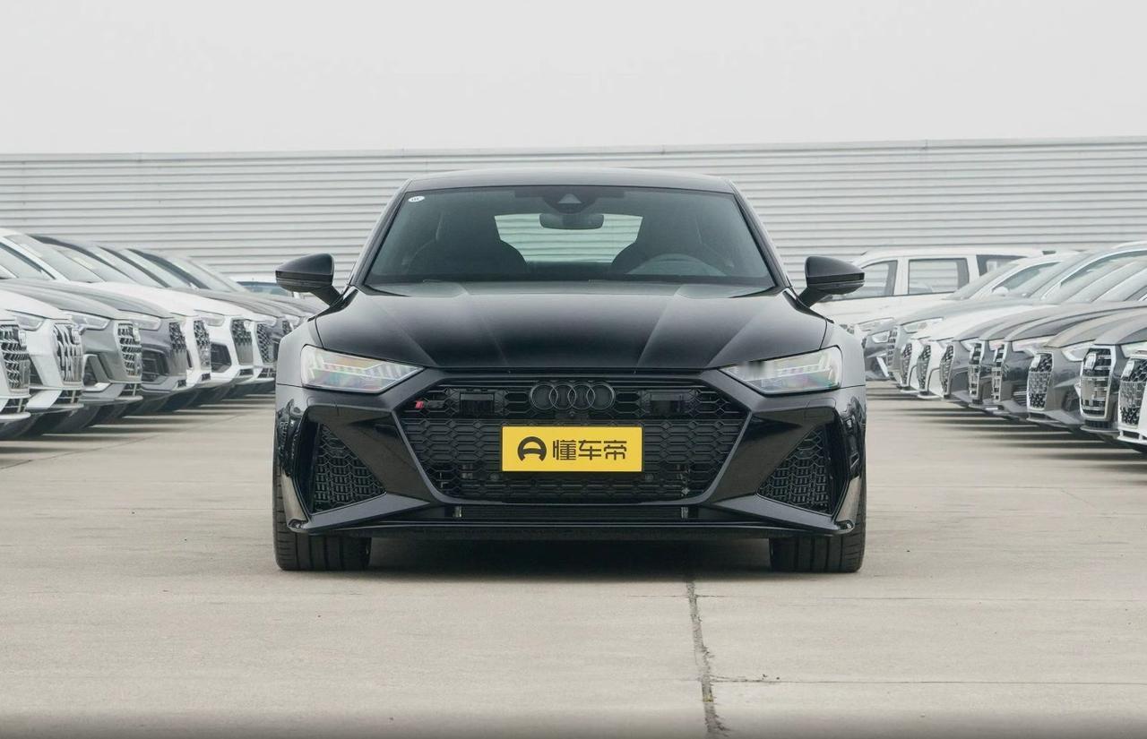 各位老铁，今天我必须给大家把这事唠清楚了啊。二手奥迪 RS 7 到底哪年的款式值