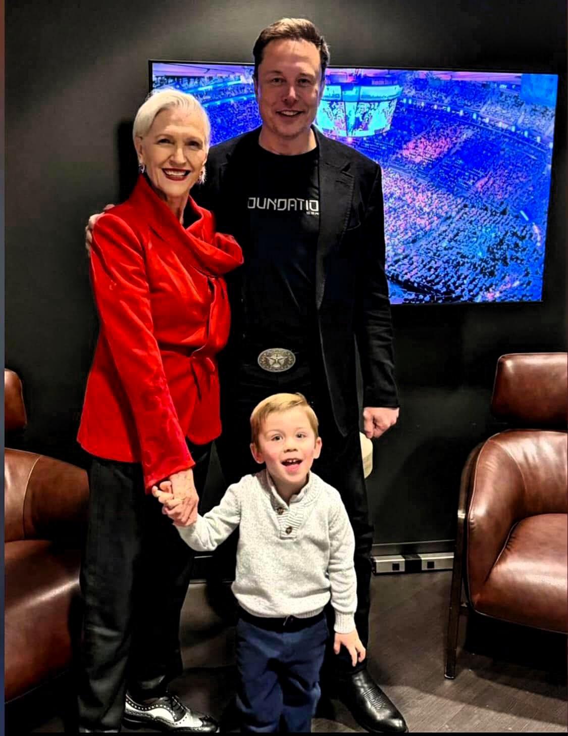 我的世界，我亲爱的妈妈🥰🥰❤️❤️

祖孙三代幸福都在脸上！

哇塞，马斯克