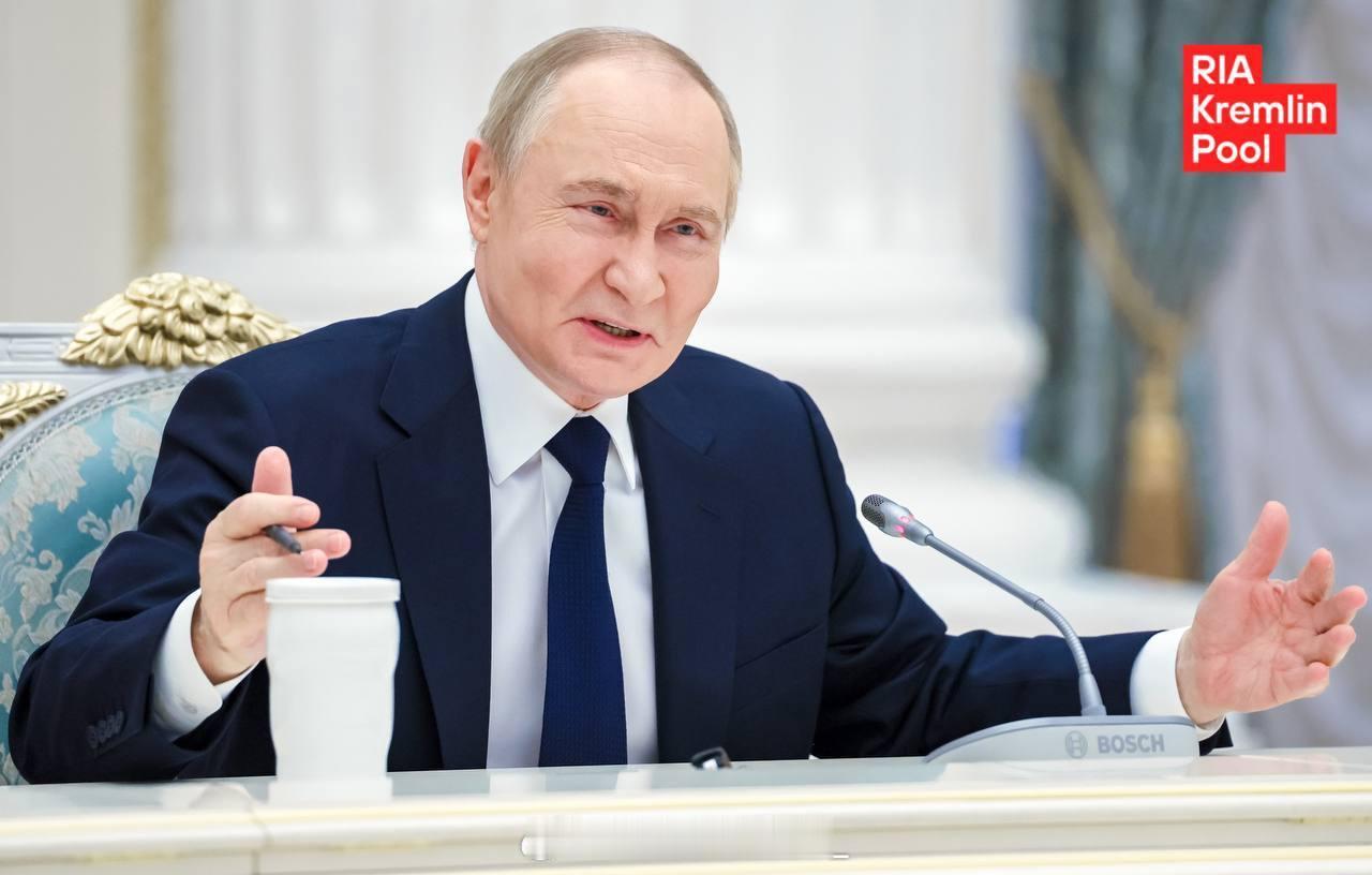 瓦洛佳小朋友  普京总统周三的日程安排十分紧凑。国家元首将：🔹 出席联邦委员会