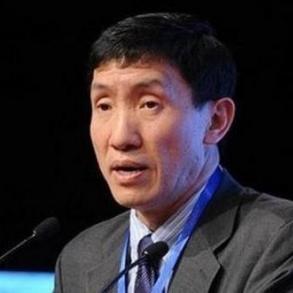 中国拿什么挑战美国？人均收入只有人家的 8%！” 麻省理工教授黄亚生曾直言。他以