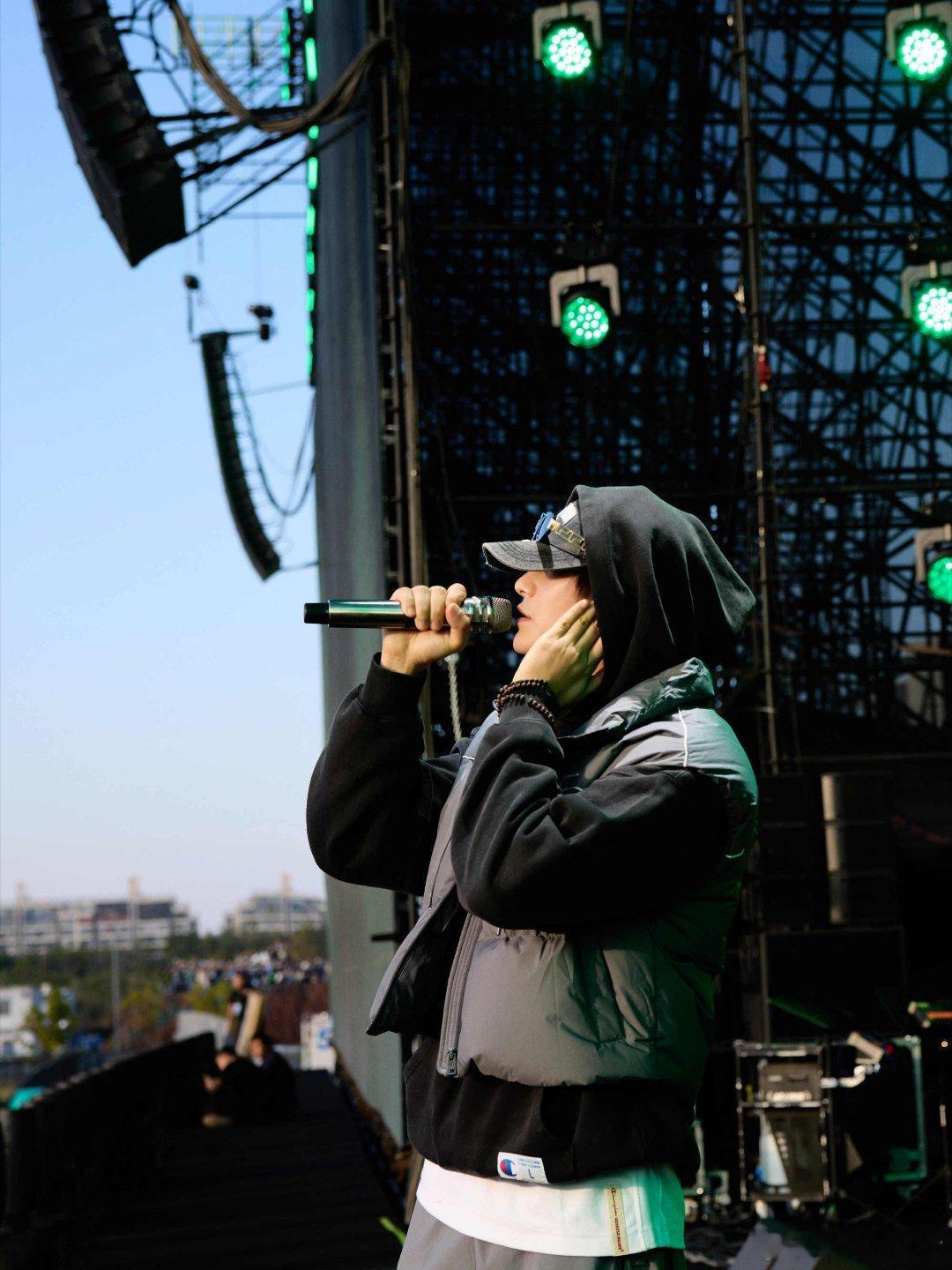 dyx “夜晚有星，云朵有雨，这善变的世界难得有你.”