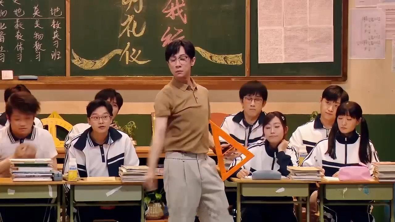 张维伊喉咙里的摩托开出来了哈哈哈哈，张维伊在《课间十分钟》里当张老师，那嗓子跟摩
