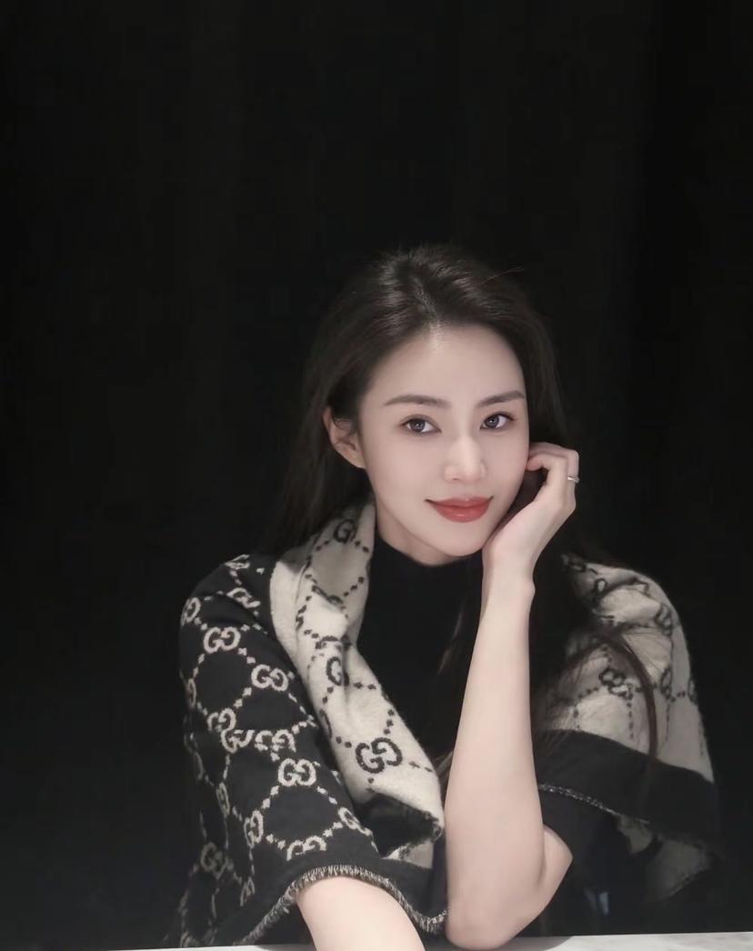 没了原本的骄傲，也失去了最初的样子 
永远美丽而自信 不要丢掉自信 我是自已的底