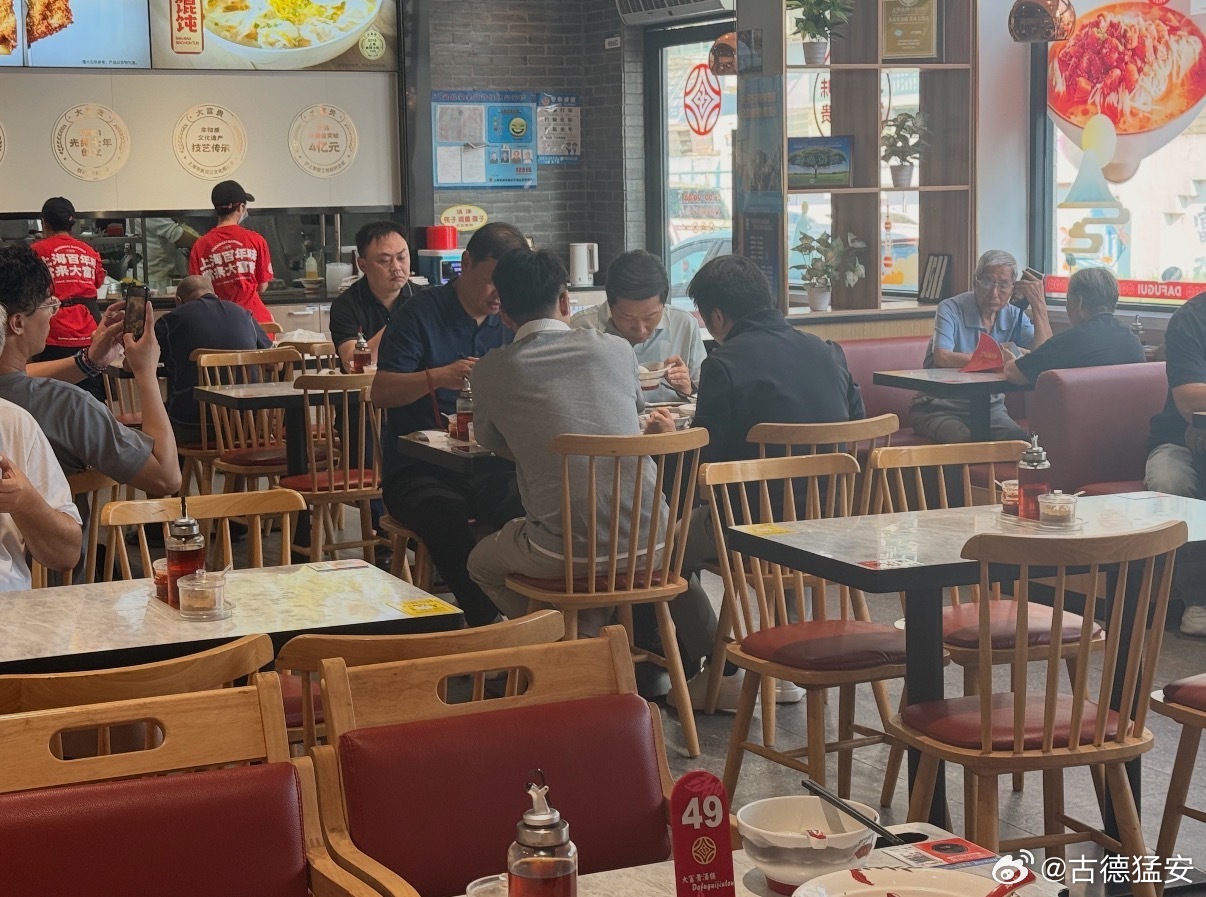 天呐！刷到在上海小吃店偶遇 的照片，简直是在演我赶早八的日常，接地气得有点可爱！