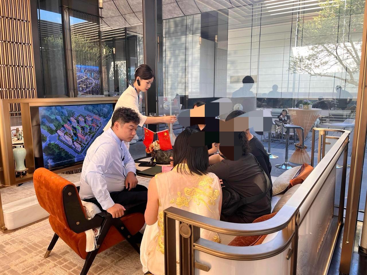 国庆假期最后一天鲤城建发鲤悦营销中心到访客户络绎不绝，可以证明一点优质学区与核心