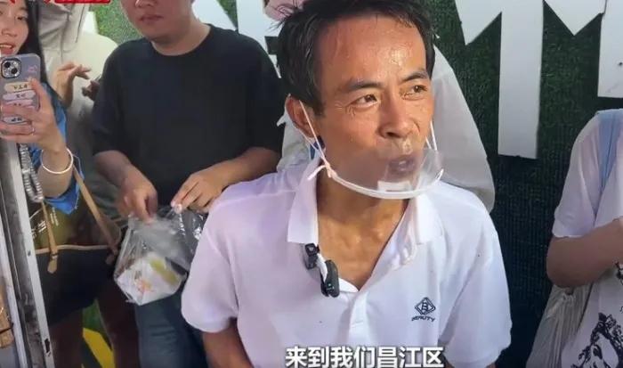 江西“鸡排哥”李俊永最近可太火啦！他凭借热情服务、实惠定价和高“情绪价值”成了新