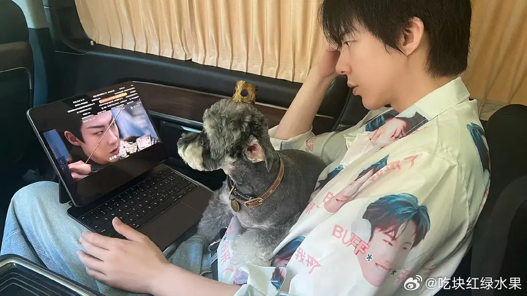 刘宇宁自己也在看折腰 感觉自己也被这个画面帅到了 ​​​