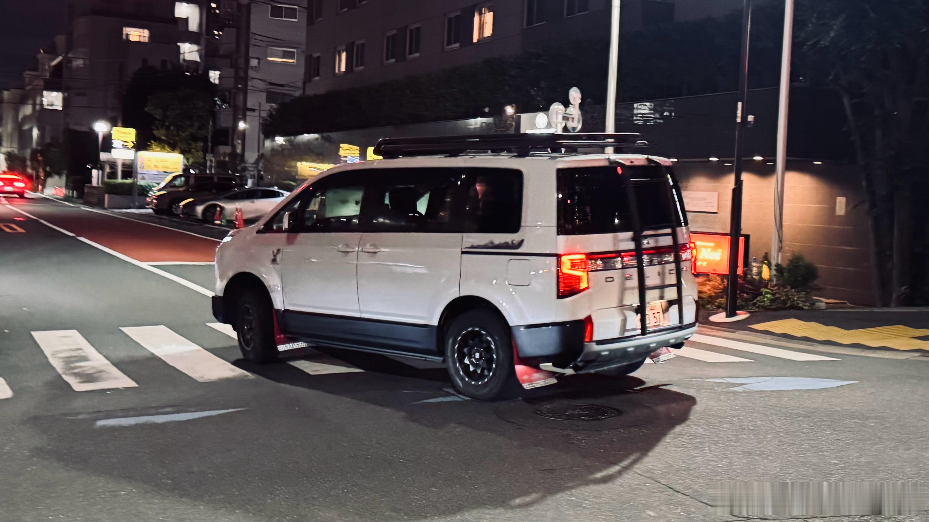 红色拉力挡泥板的三菱得利卡，好帅！[心]凯文聊车  ​​​