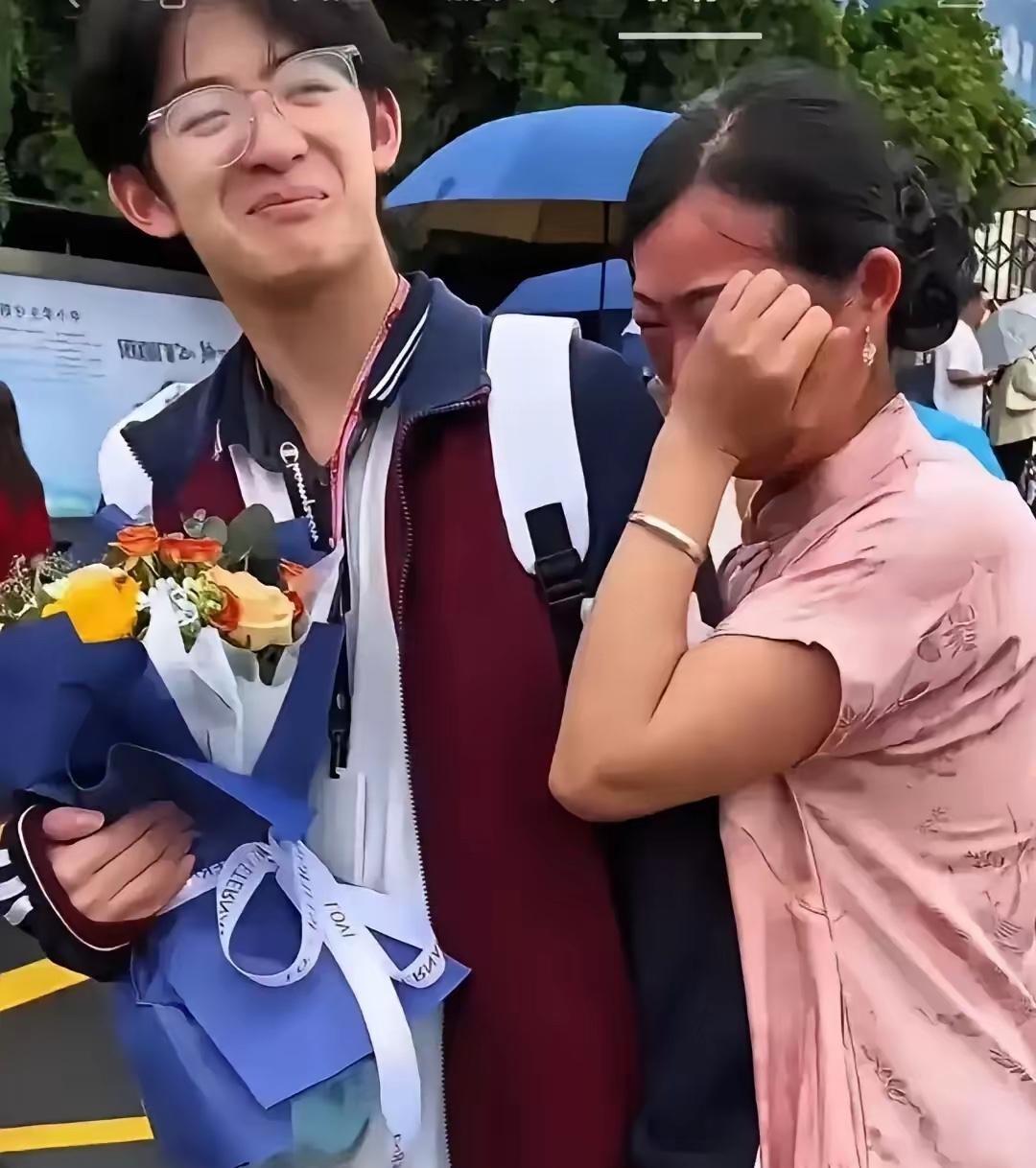 当清华大学的录取通知书映入眼帘，人们才惊觉这个716分少年命运的陡峭弧线背后，是