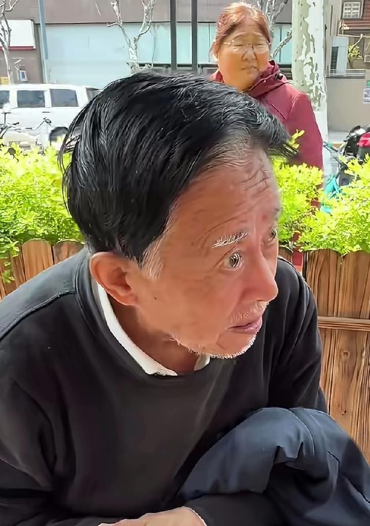 这个老头子网名叫做“建工爷叔”，也不知是自己取得名字还是别人取得名字。
此人行止