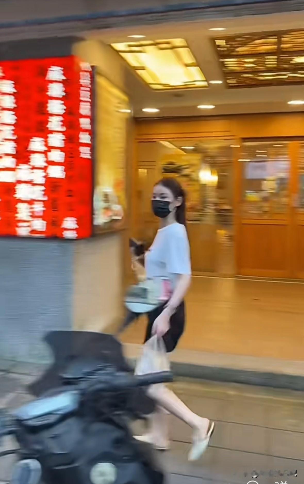 马筱梅，懒懒，两个人相差10多岁，但是，就感觉马筱梅更好看，懒懒瘦脱相了，而且这