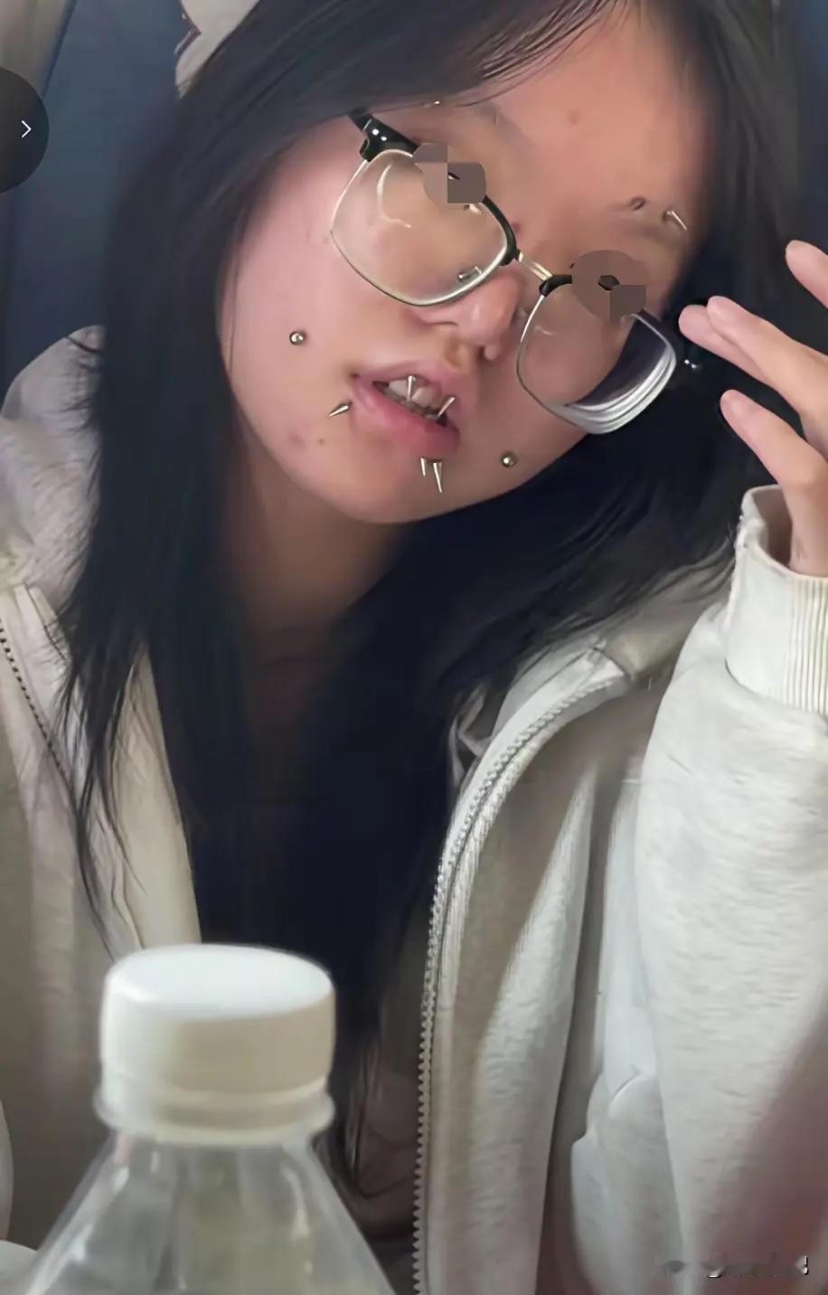 我就好奇她怎么吃饭，怎么洗脸。
挺美的一张脸，怎么就有这特殊爱好呢。
