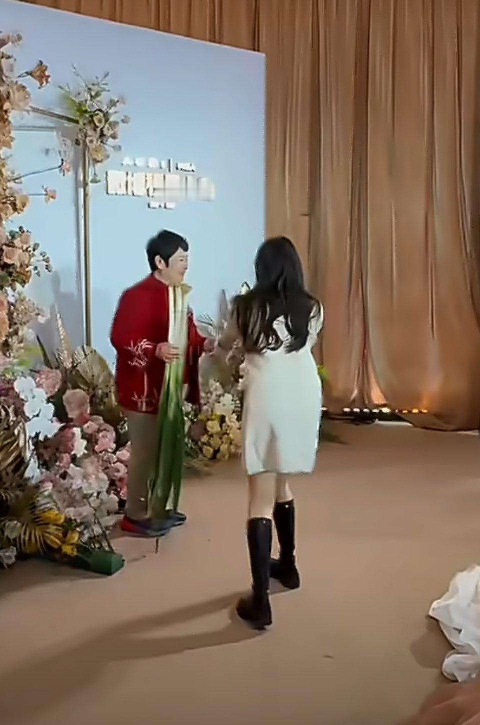 山东大葱走上视界舞台 房主任是真火了，时尚芭莎拍了，视界大会红毯走了，带着大葱和