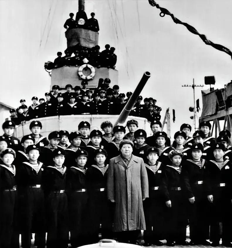 1973年，毛主席伸出了小手指对苏振华上将说：“管海军靠你呀，海军要搞好，使敌人