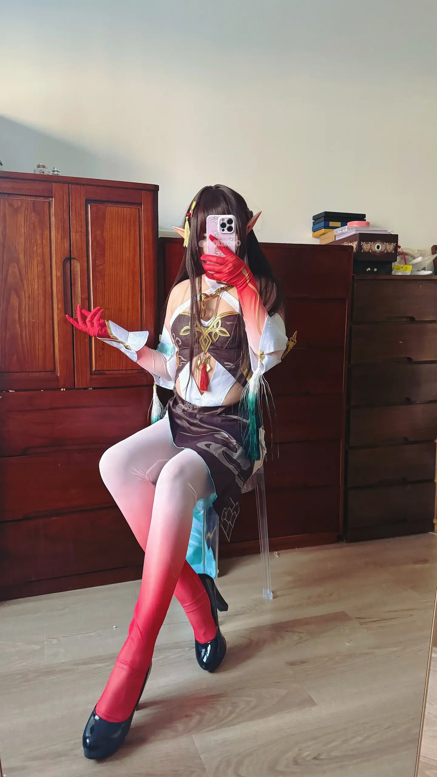 炉香袅孤碧，云缕霏数千。