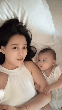 宝妈想偷偷记录宝宝睡觉的样子，
刚拿手机宝宝就醒了，
直愣愣盯着妈妈的侧颜，连宝