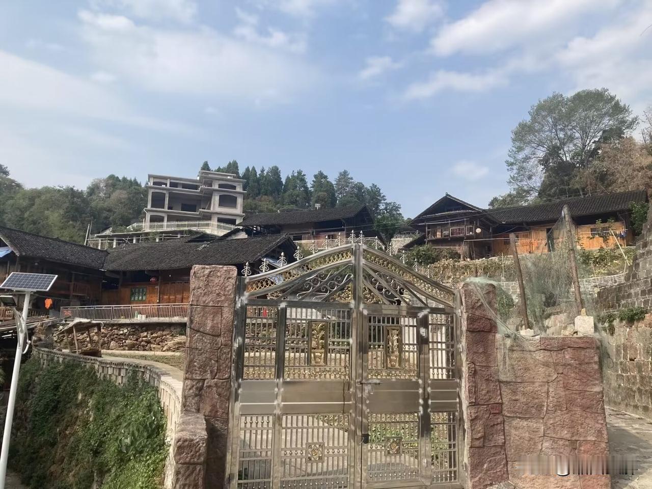 农村最荒唐的风气：晚年找伴是不正经，年轻人二婚却人人包容。
 
现在农村有一个特