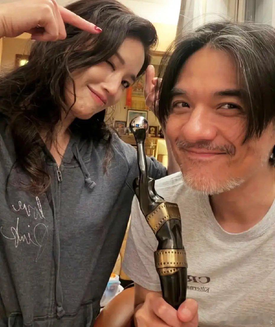 舒淇冯德伦和金像奖奖杯合照舒淇冯德伦和奖杯合照舒淇冯德伦和金像奖奖杯合照，他手里