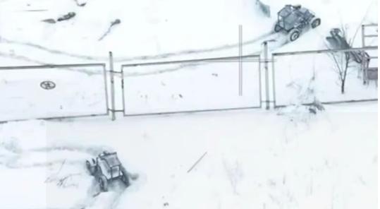 图文：视频显示乌军地面机器人车冒着俄军无人机炮火打击仍成功摧毁俄军弹药堆

尽管