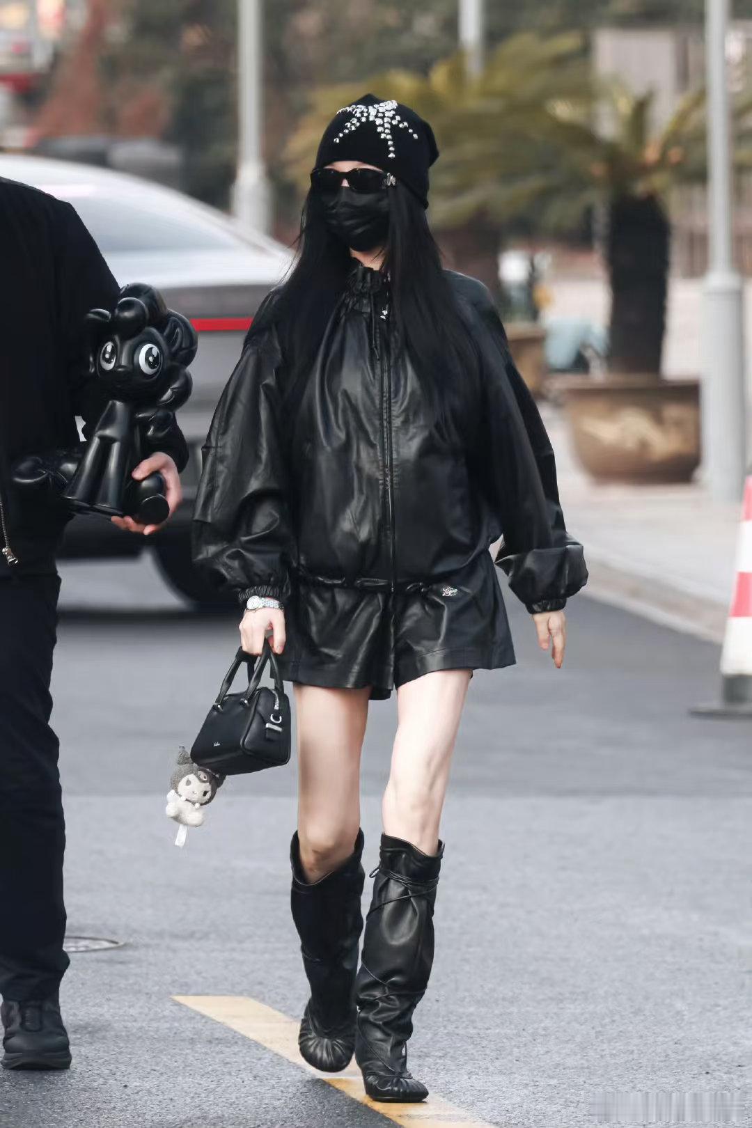 虞书欣cos黑色碧琪 虞书欣大概是内娱最沉浸式的小马粉！在片场都要带着黑色碧琪汲