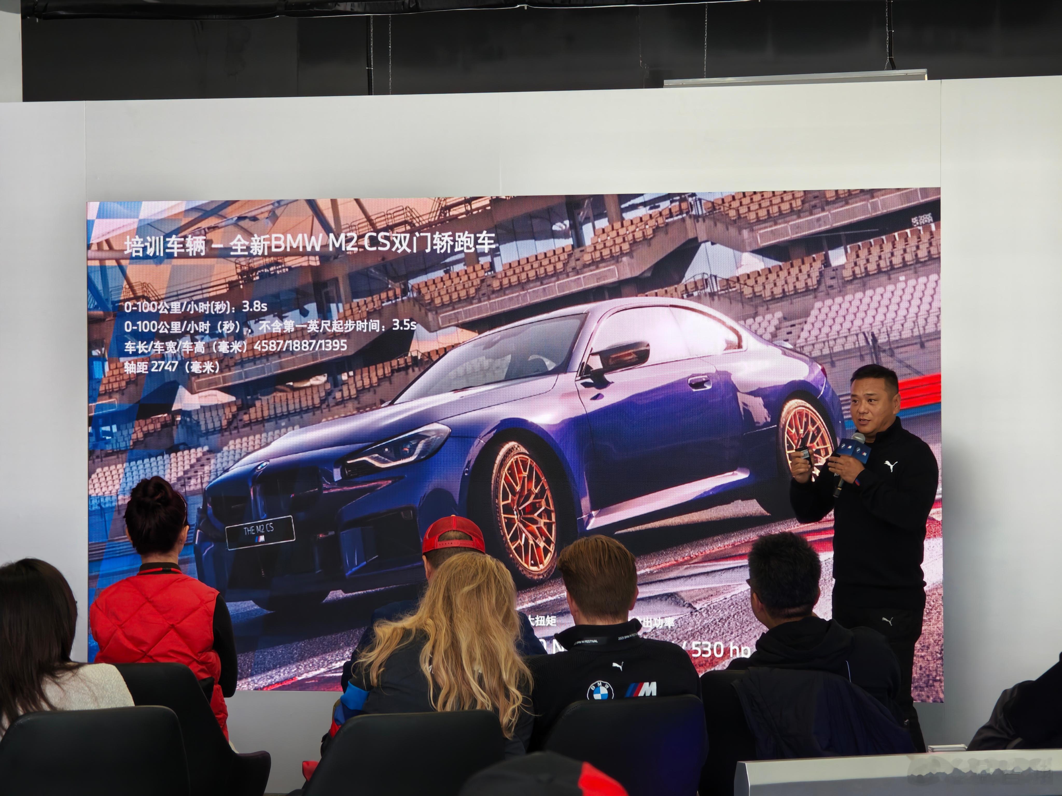 今天开M2 CS[嘻嘻][嘻嘻][嘻嘻]M3 Touring刚刚发布，展示为主，