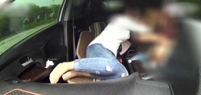 2016年6月起，江苏淮安的胡某在网上物色陌生女性，利用“听话水”等违禁药品让对