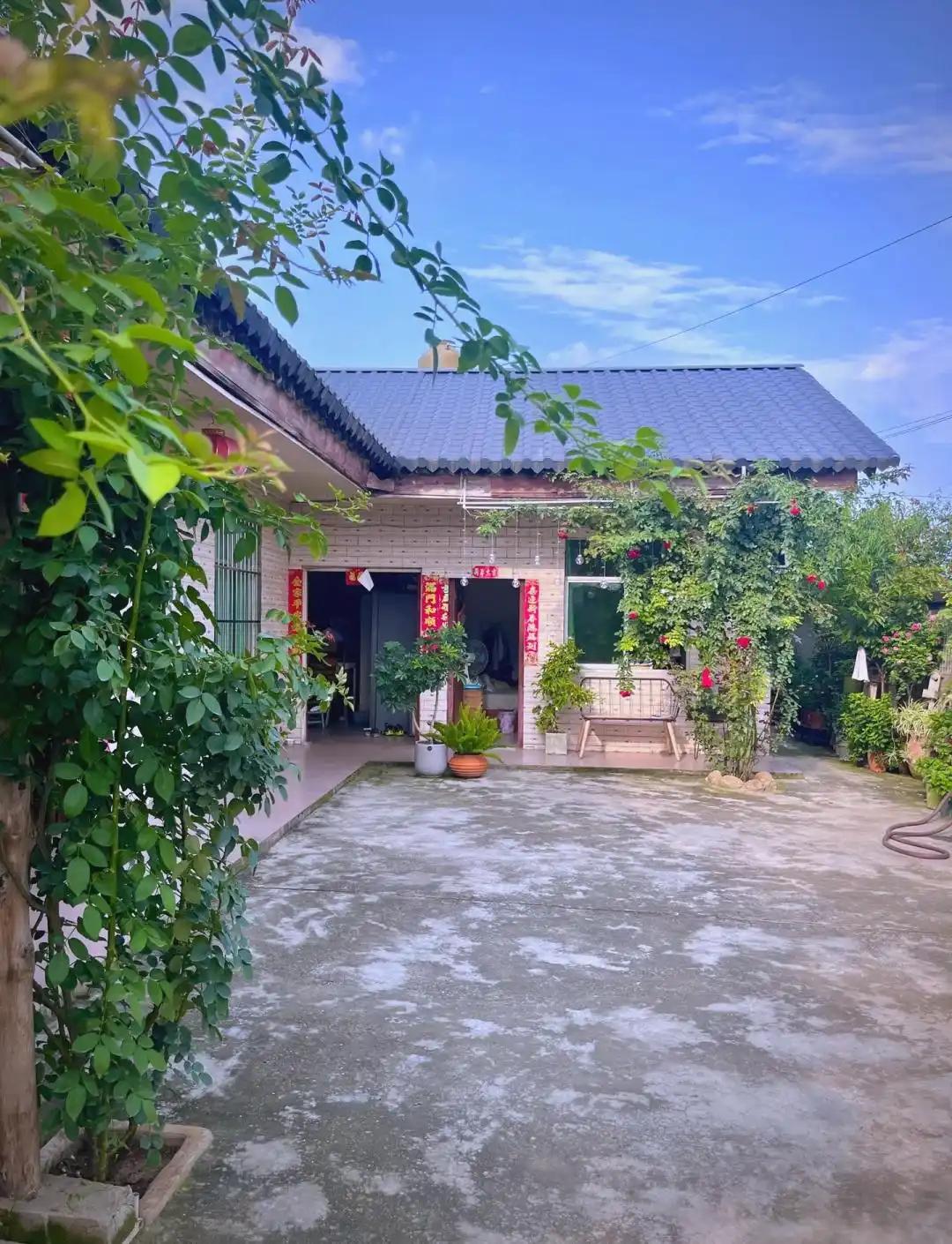我老家有两处宅院，其中一套一直由位亲戚住着。这是五年前的事了，那亲戚和儿子儿媳合