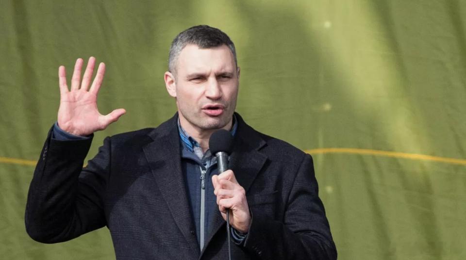 【乌市长欲把征兵线拉到22岁！兵源吃紧，俄乌人力资源悬殊】在基辅的深秋，街头的风