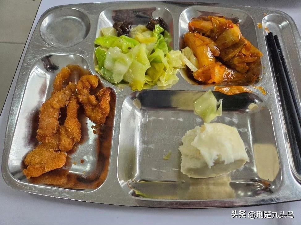 去比亚迪4s店给海豚保养，正好赶上饭点儿，我就在售后大哥的热情邀请下去了店内食堂