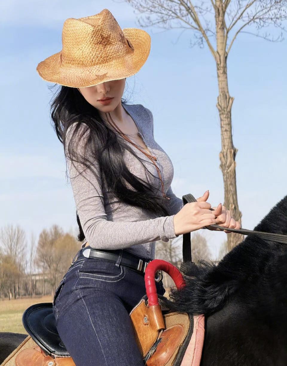 张馨予骑马都能美出天际！关键是这位姐好身材从不藏着掖着，紧身衣将曼妙曲线完美勾勒