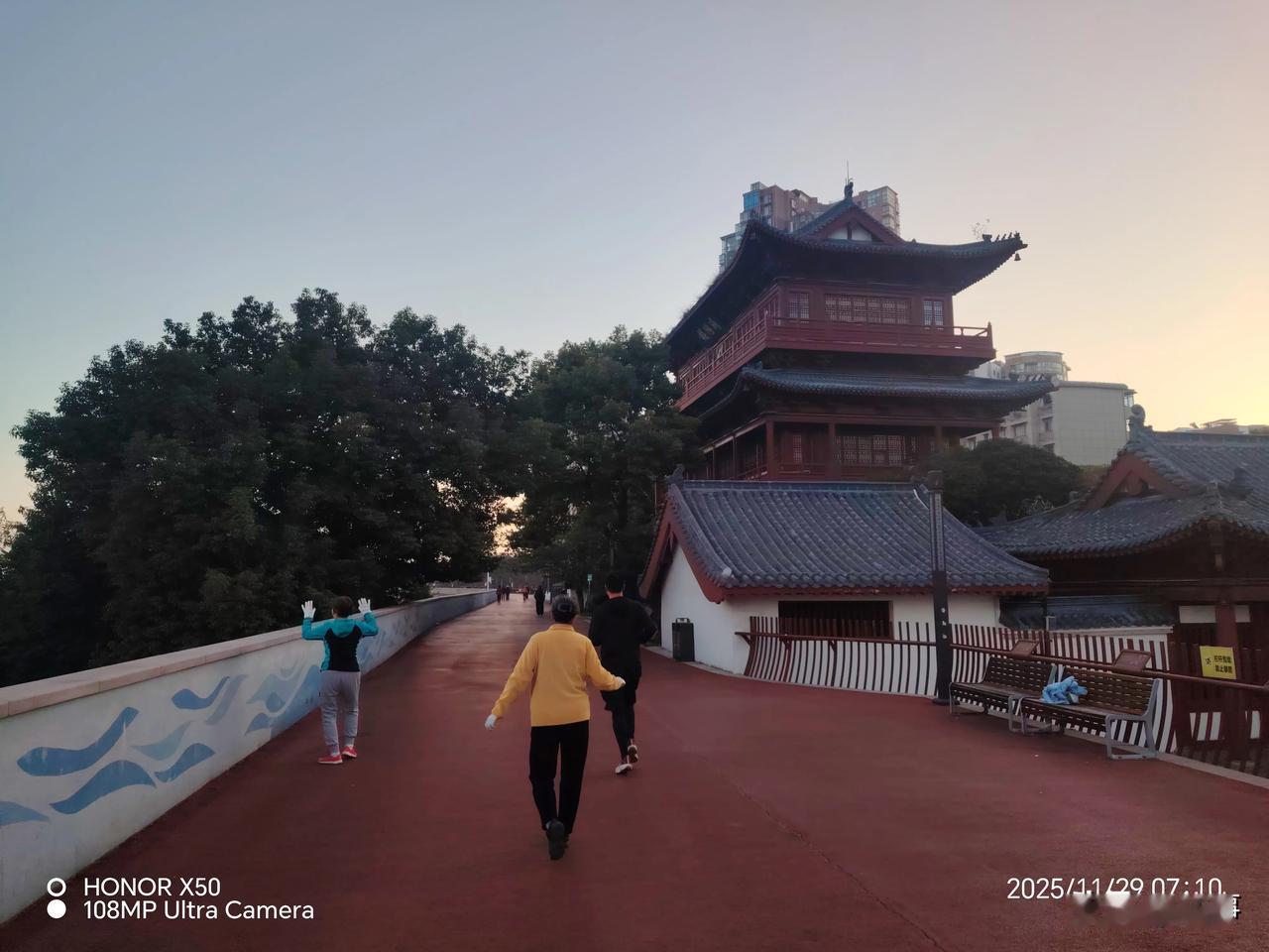 奋进江城共筑新篇11月29日长江岸边晨练“奋进江城共筑新篇”