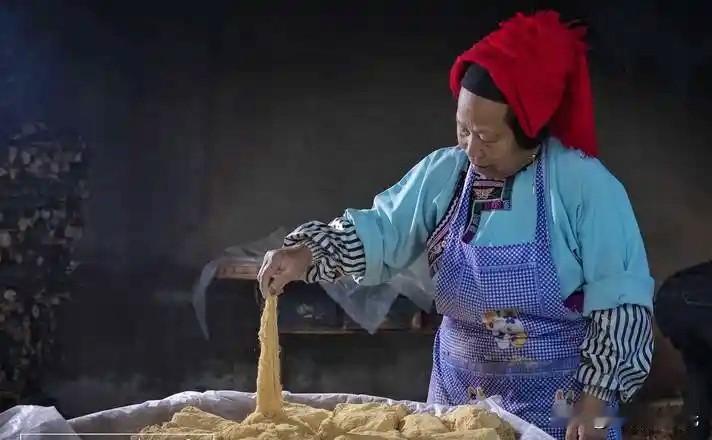 《灶糖有约》

以往的时候，进入腊月就慢慢有了过年的气氛，而真正厚重的年味，是从