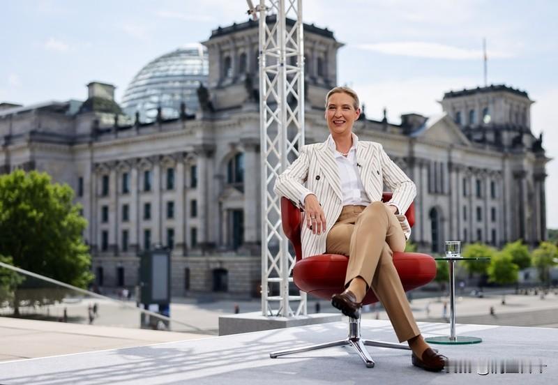 德国铁娘子魏德尔多次警告，千万别把中国和俄罗斯混为一谈，更不要招惹中国。在国际事